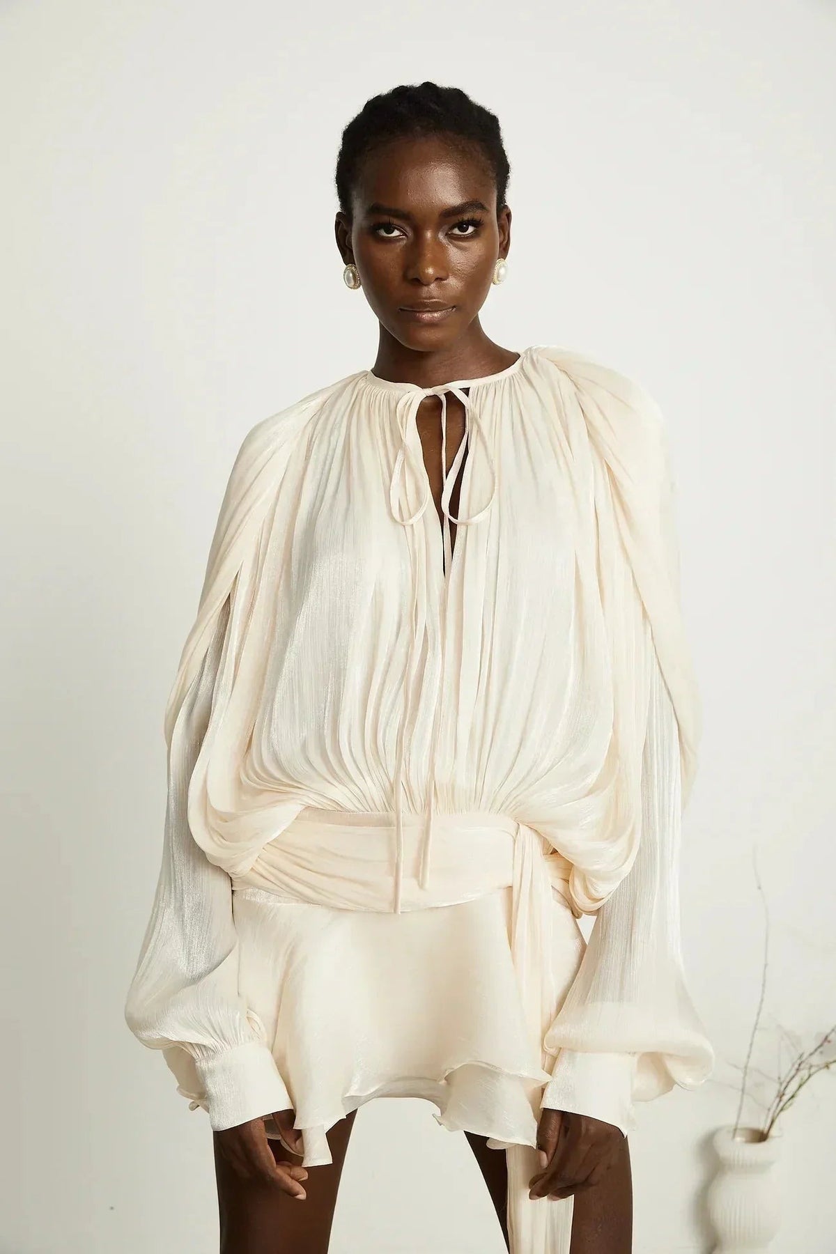 Deborah - Short flowing dress with long sleeves and a tied belt - photo 10