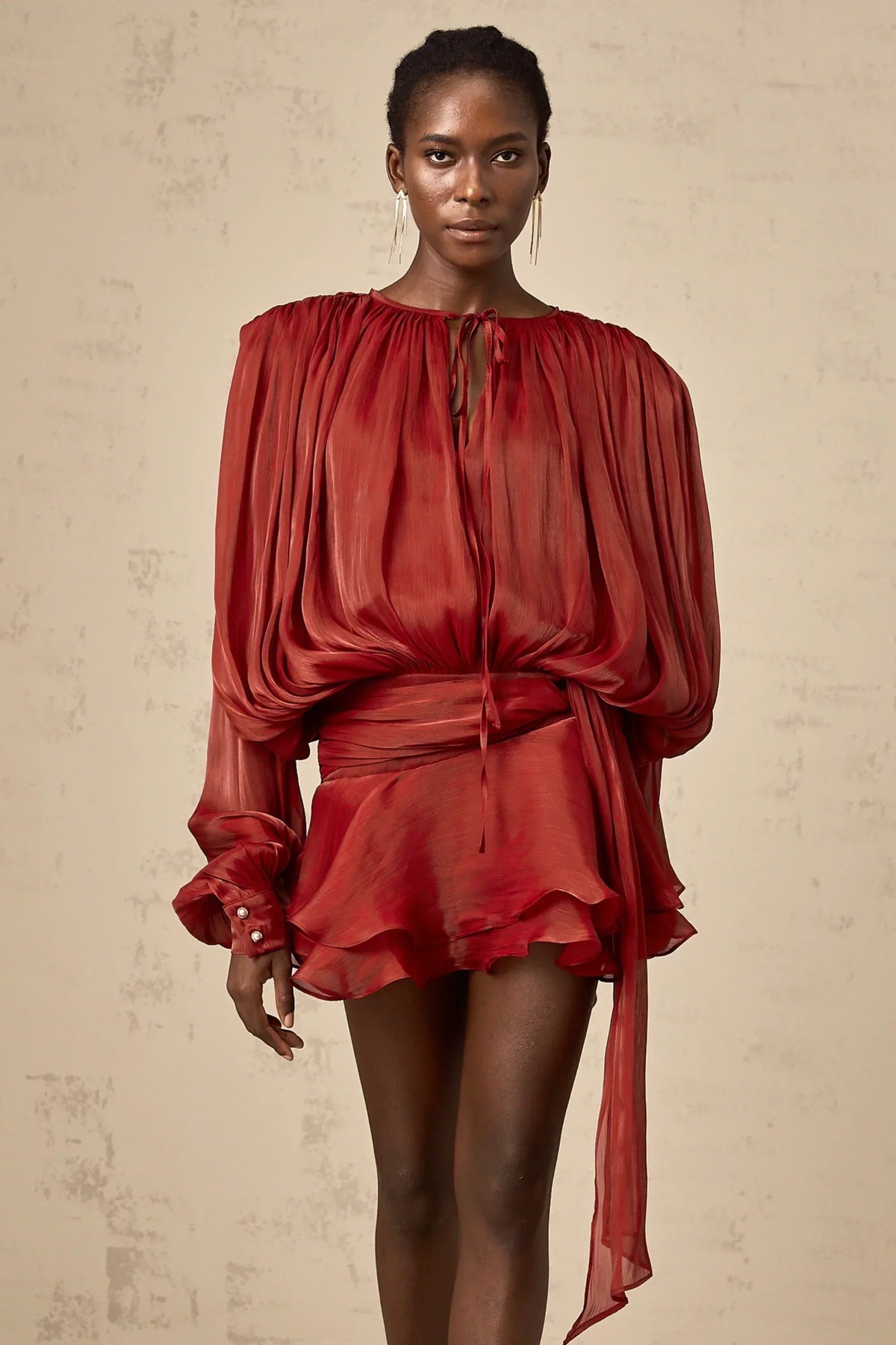 Deborah - Short flowing dress with long sleeves and a tied belt - photo 4