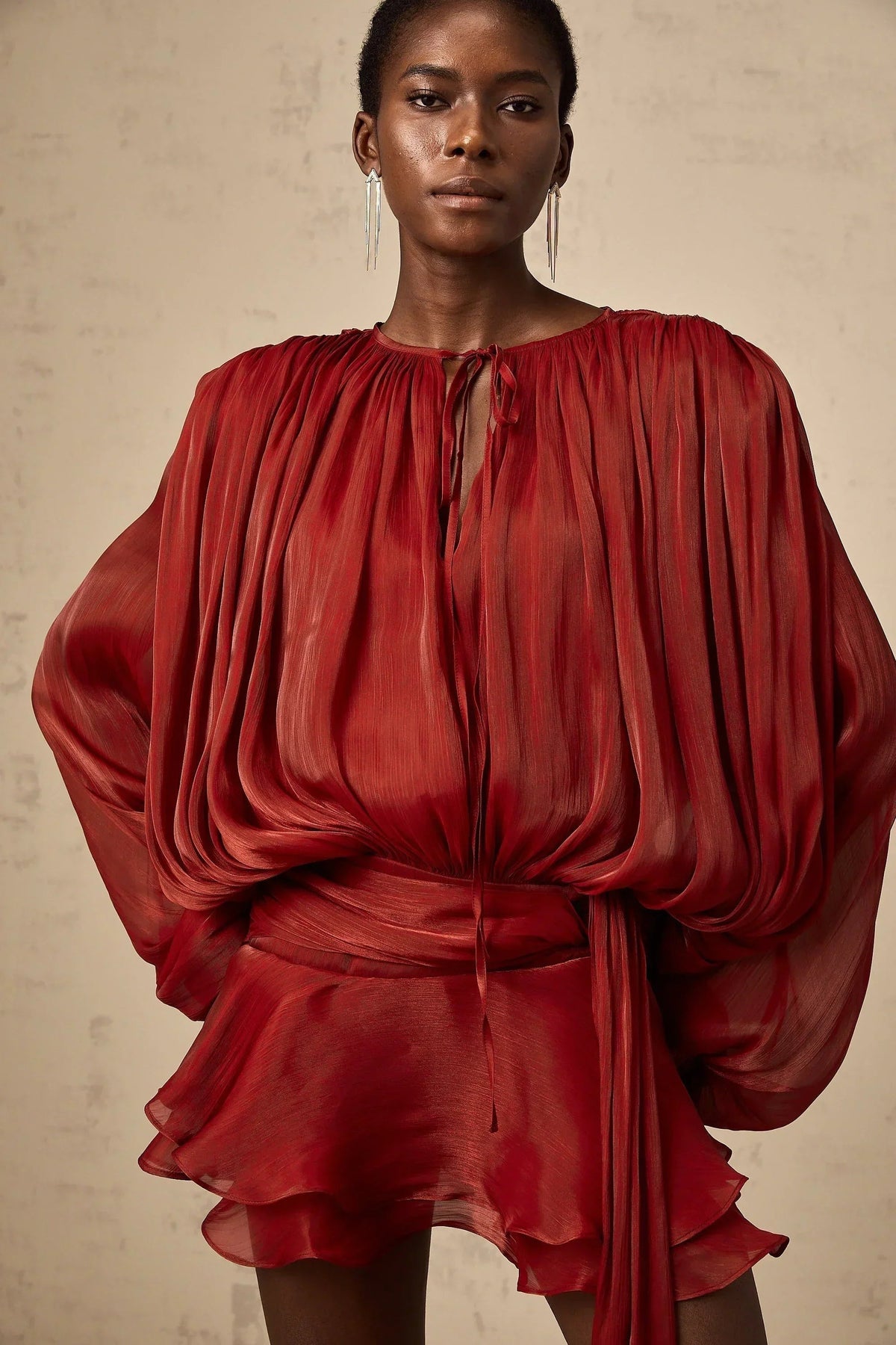Deborah - Short flowing dress with long sleeves and a tied belt - photo 9