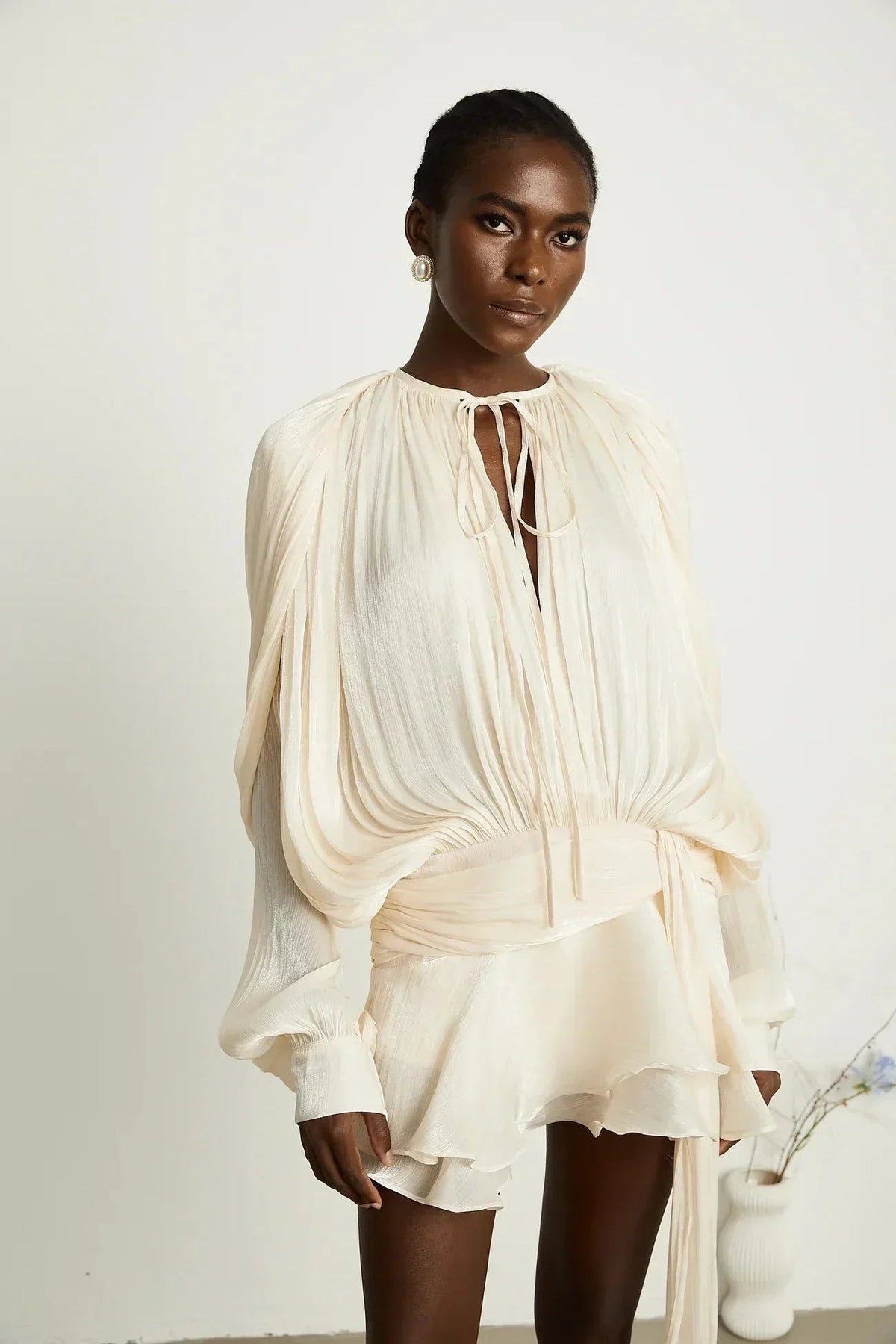 Deborah - Short flowing dress with long sleeves and a tied belt - photo 11
