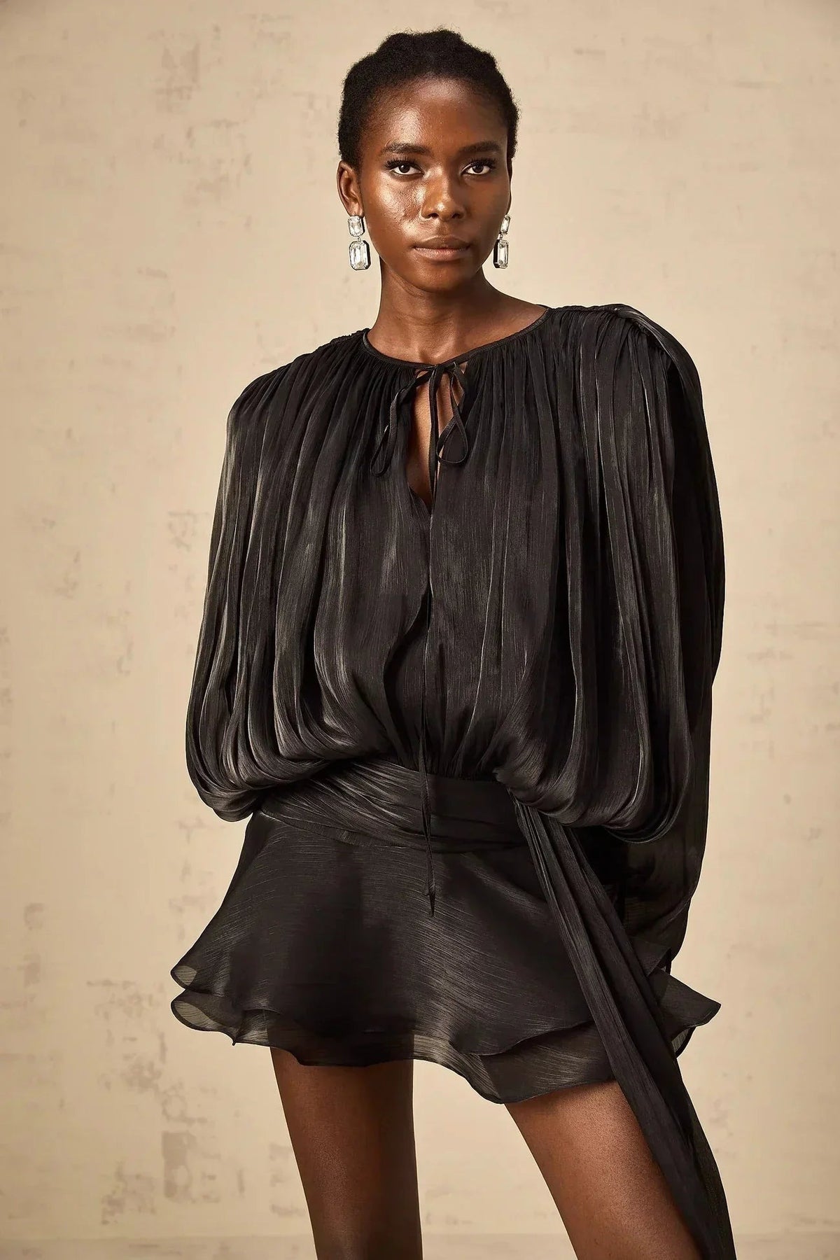Deborah - Short flowing dress with long sleeves and a tied belt - photo 3