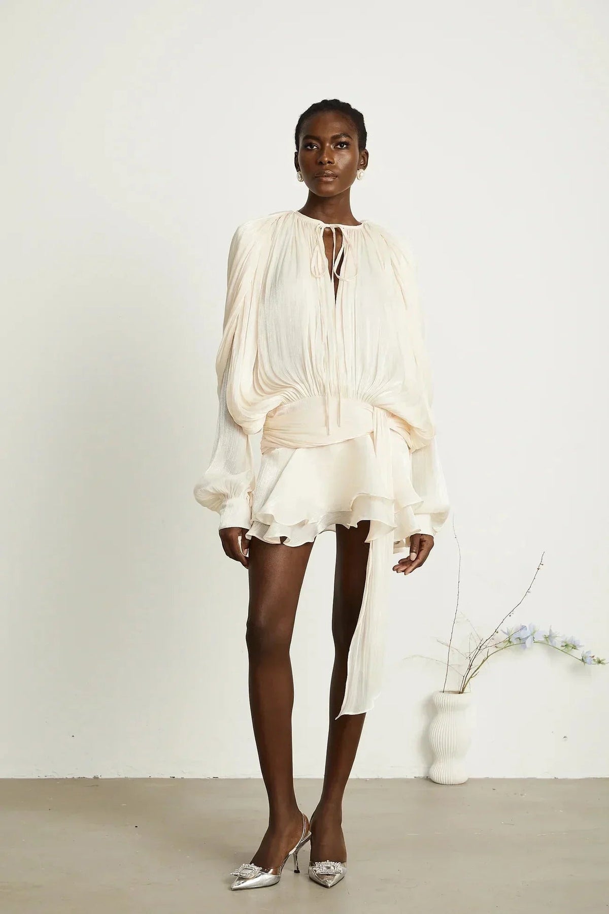Deborah - Short flowing dress with long sleeves and a tied belt - photo 15