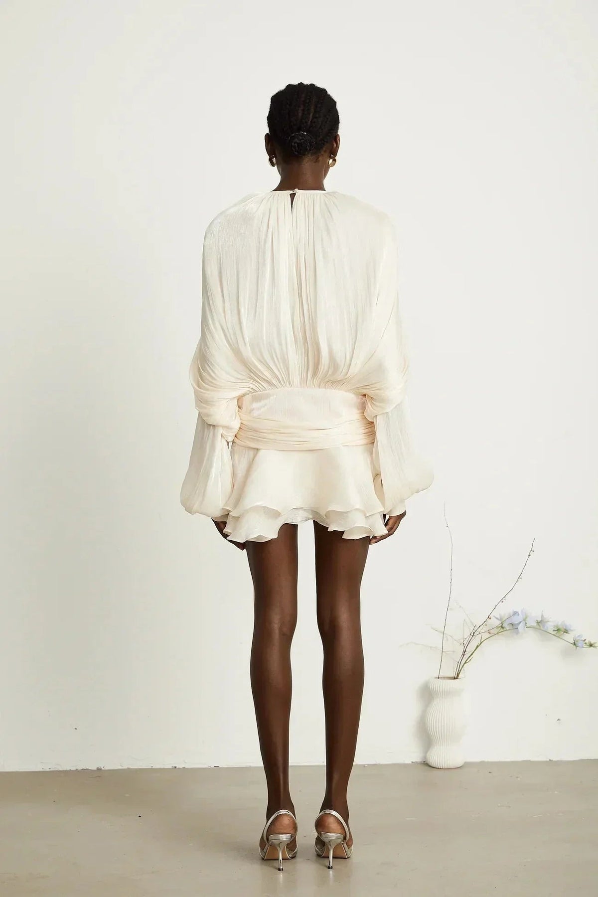 Deborah - Short flowing dress with long sleeves and a tied belt - photo 13
