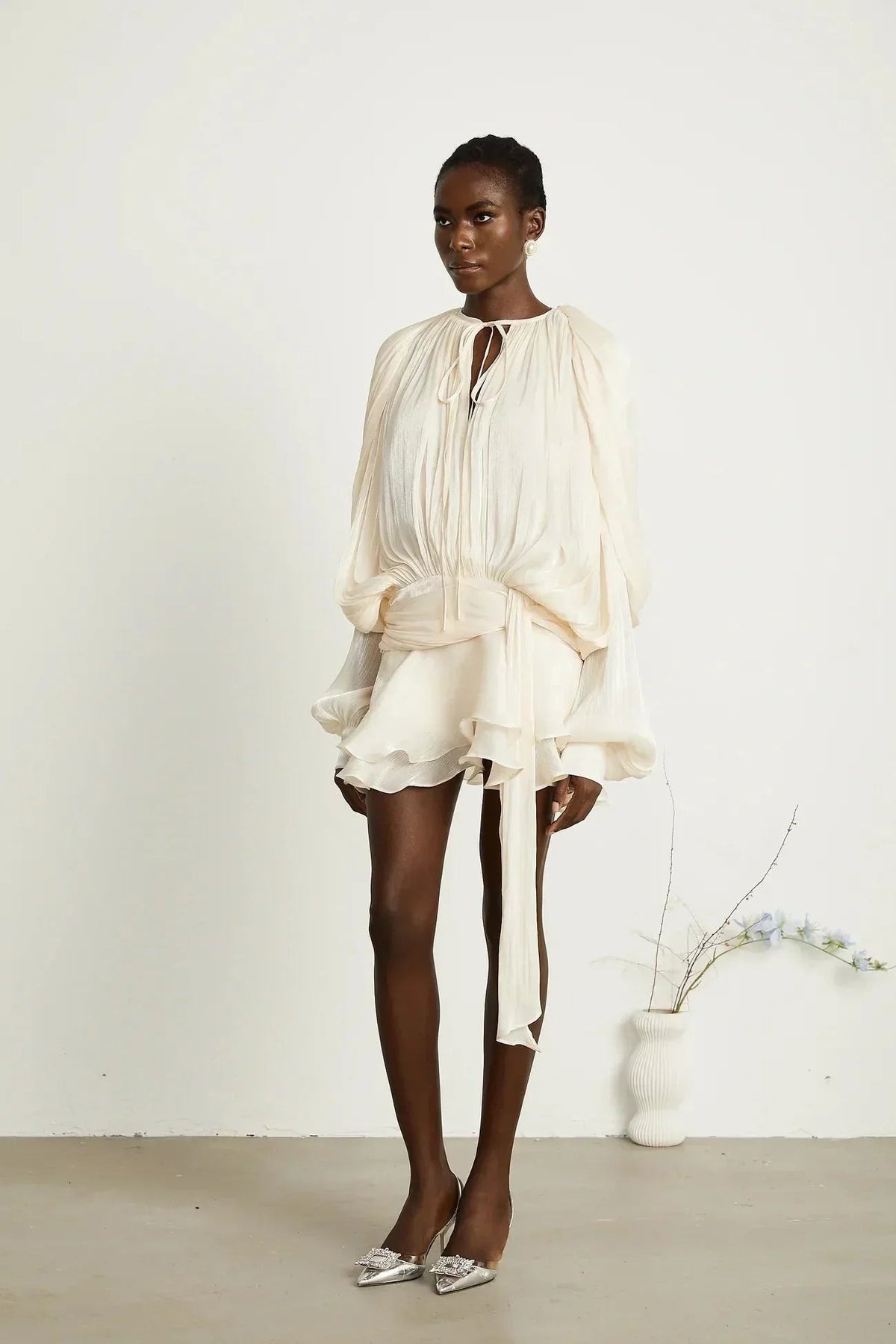Deborah - Short flowing dress with long sleeves and a tied belt - photo 14