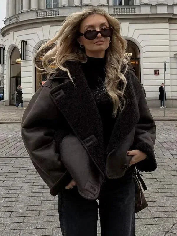 Gabriella - Giacca effetto montone marrone scuro da donna con ampi revers