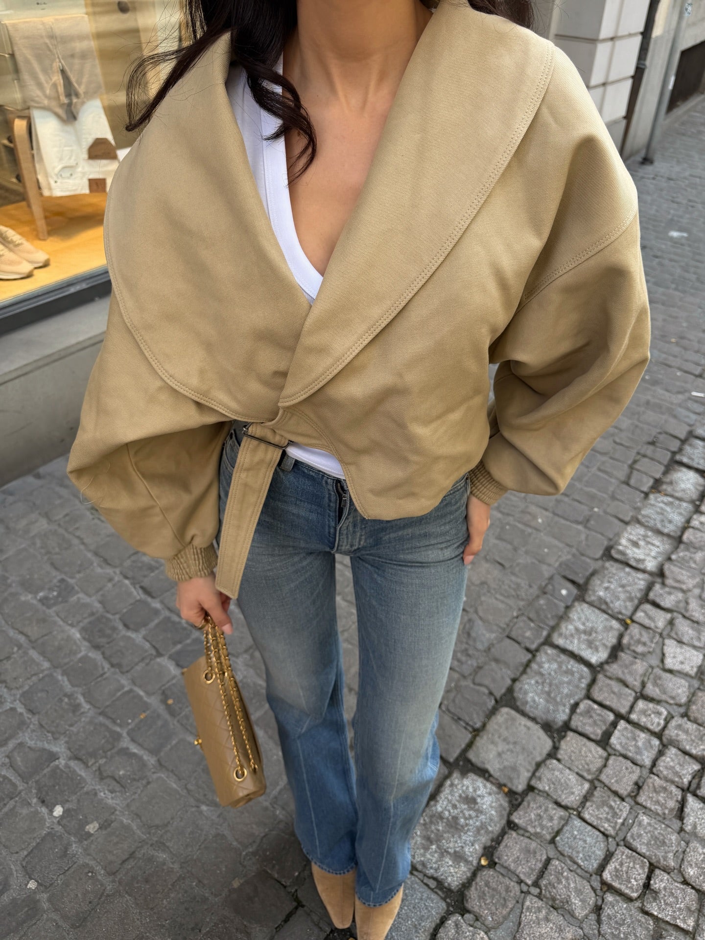 Courtney – dámský kabát na knoflíky s elastickým pasem