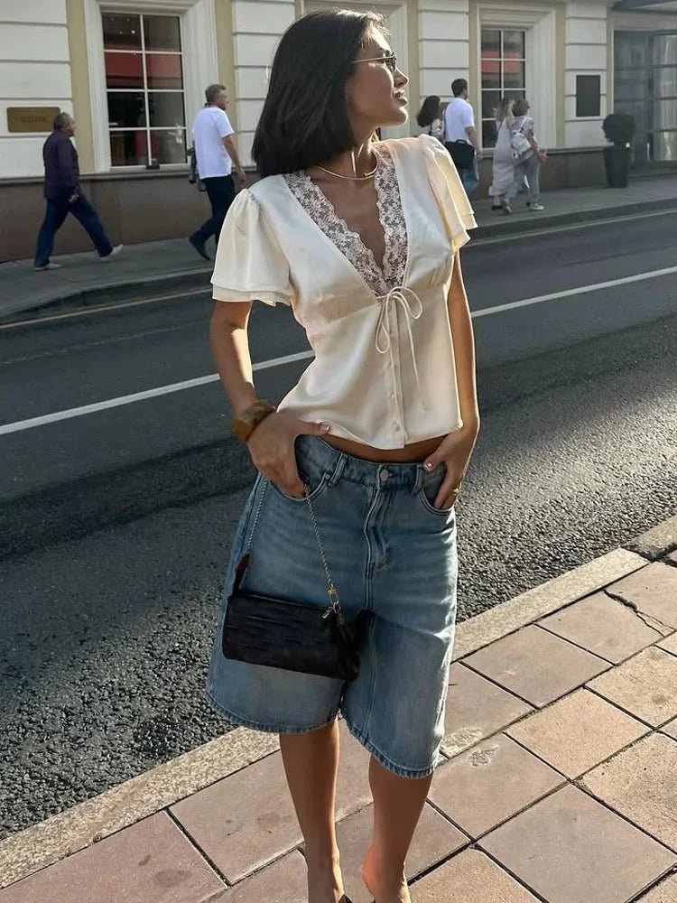 Teresa – dámská saténová halenka na zavazování s krajkovými detaily a průstřihem