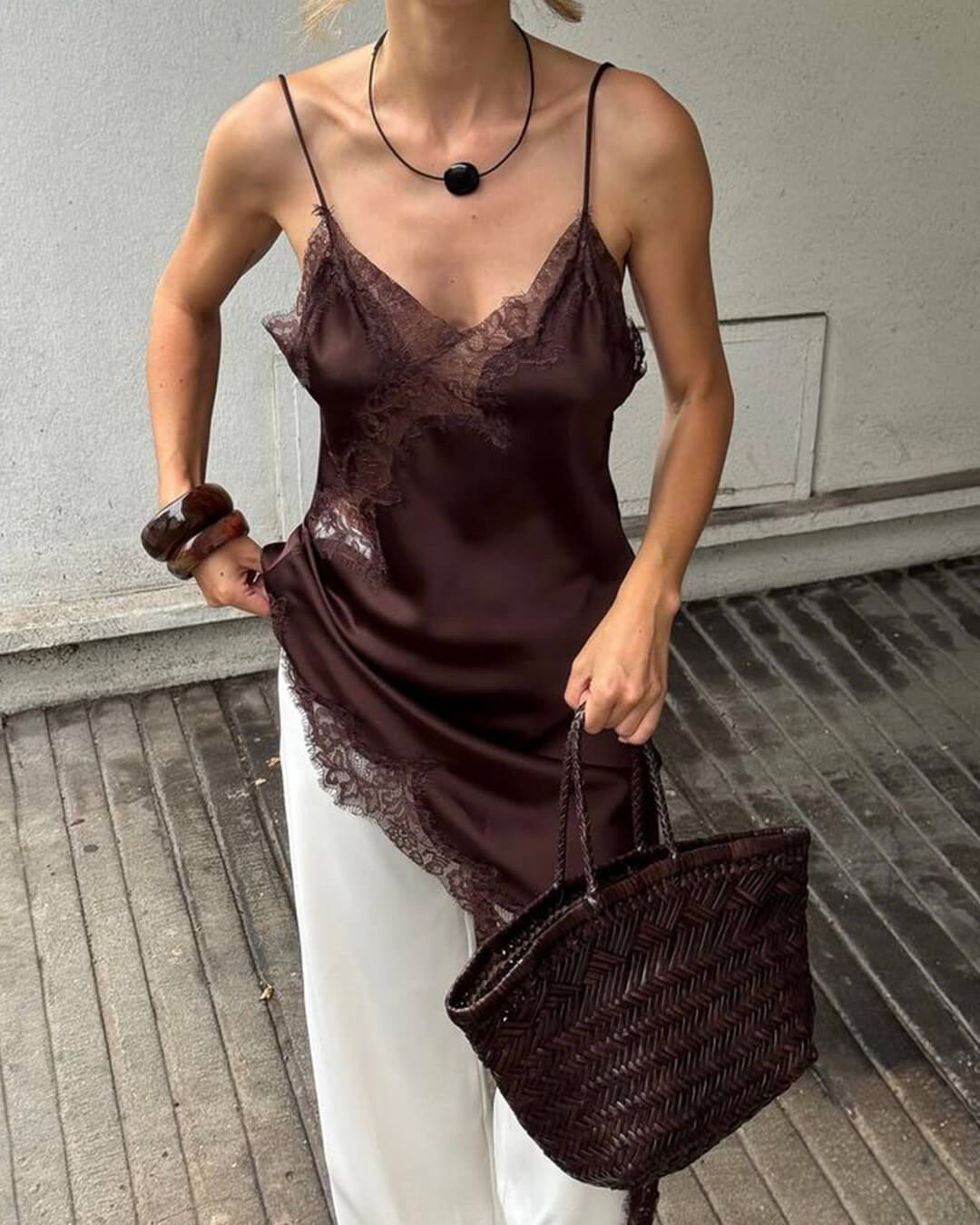 Libby – dámské saténové midi šaty s krajkou a asymetrickým lemem